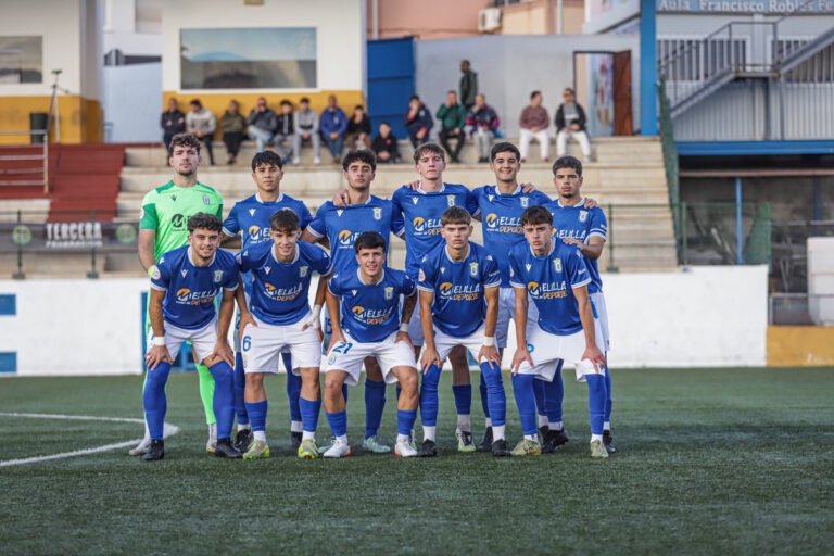 Equipo juvenil de la U.D. Melilla posando en el campo de fútbol