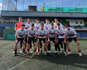 Equipo juvenil de la Unión Deportiva Melilla en el campo de fútbol
