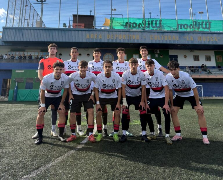 Equipo juvenil de la Unión Deportiva Melilla en el campo de fútbol