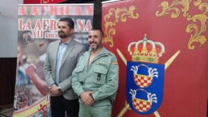 Presentación de la XII edición de La Africana con dos hombres en un evento