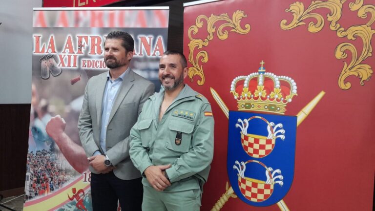 Presentación de la XII edición de La Africana con dos hombres en un evento