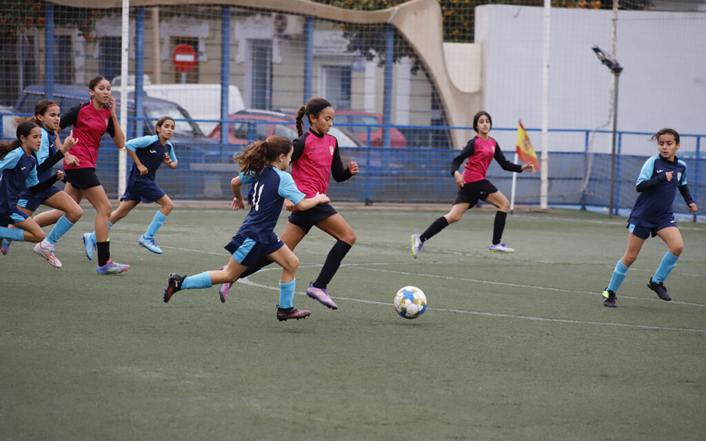 Jugadoras del equipo La Espiguera Féminas compitiendo en un partido de fútbol.