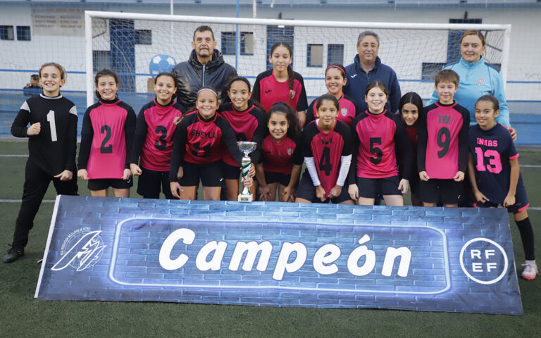 Equipo femenino de fútbol La Espiguera celebrando su victoria en la Copa Federación