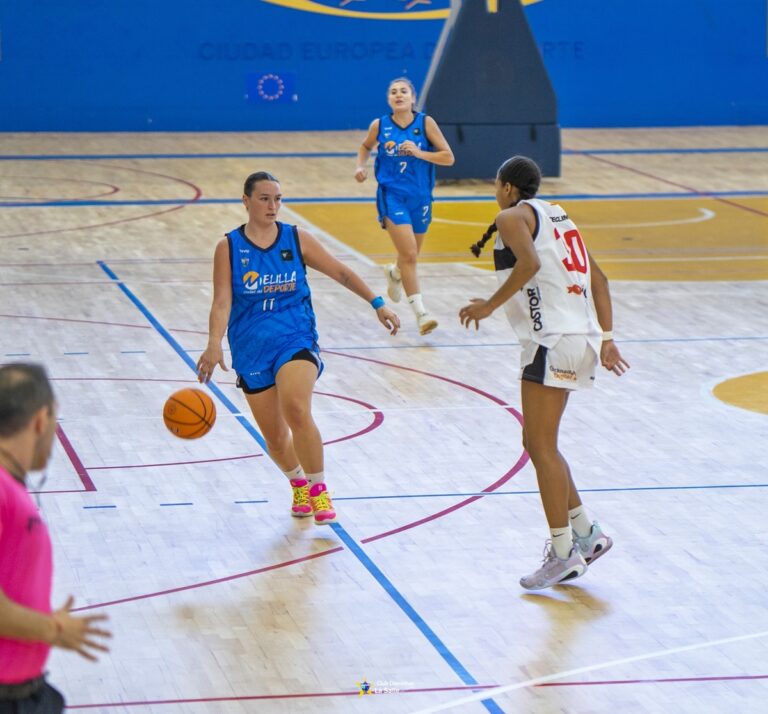 Jugadoras de baloncesto en acción durante un partido.