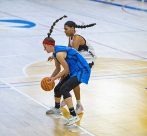 Jugadoras de baloncesto compitiendo en un partido en el pabellón