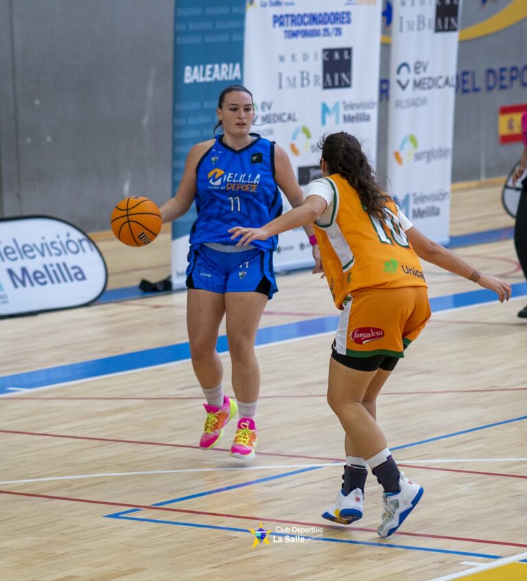 Jugadoras de baloncesto compitiendo en un partido de la Liga N1 Andaluza Femenina.