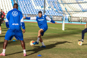 Jugadores de la Unión Deportiva Melilla entrenando en el campo de fútbol