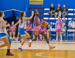 Jugadora de baloncesto en acción durante un partido