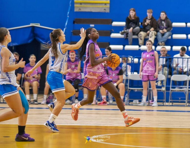 Jugadora de baloncesto en acción durante un partido