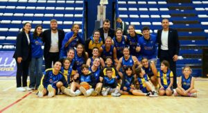 Equipo de baloncesto femenino La Salle celebrando una victoria