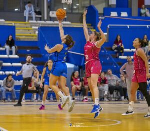 Jugadora del MCD La Salle lanzando a canasta en un partido de baloncesto