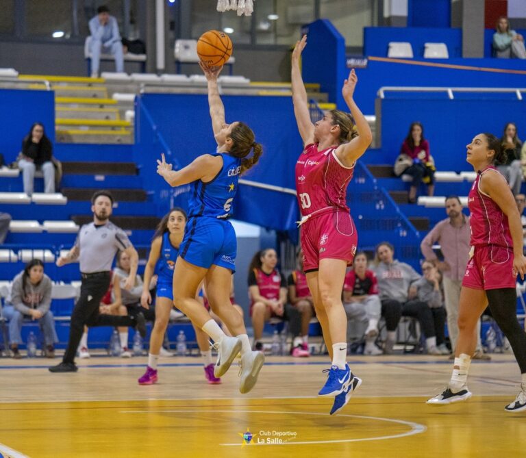 Jugadora del MCD La Salle lanzando a canasta en un partido de baloncesto