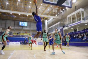 Jugador de baloncesto realizando un mate en un partido