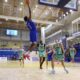 Jugador de baloncesto realizando un mate en un partido