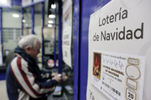 Persona comprando un billete de la Lotería de Navidad en un establecimiento