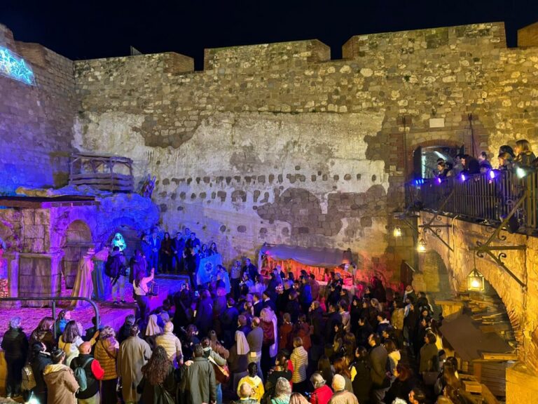 Procesión de la Luz de Belén en Melilla con multitud de personas