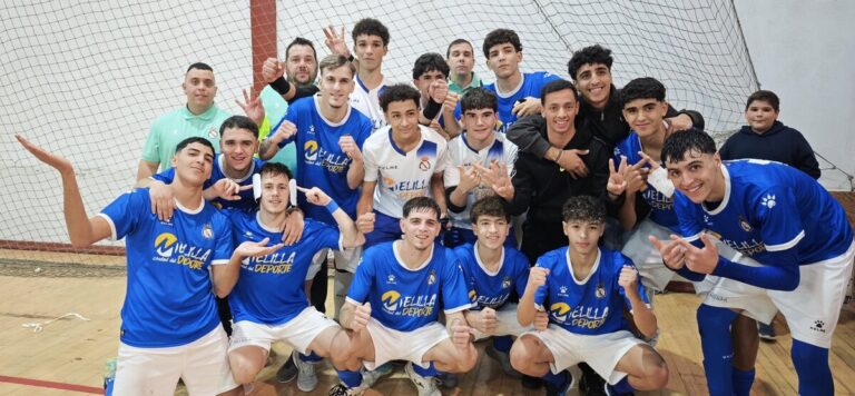 Jugadores del MCD Peña Real Madrid celebrando victoria en el derbi melillense