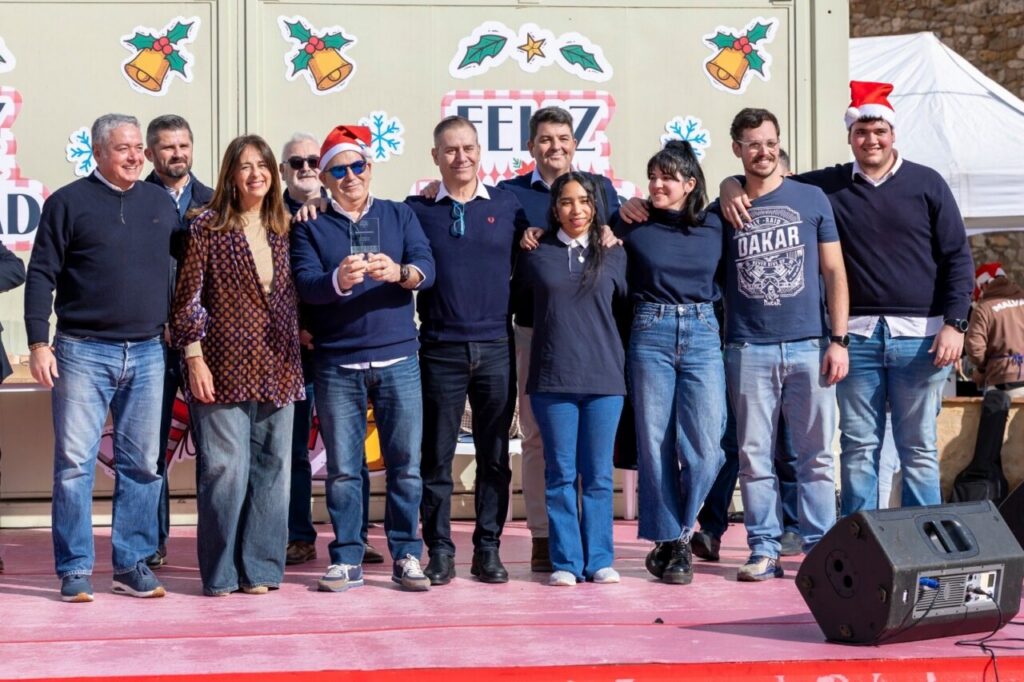 María Muñoz Palazón recibiendo un premio en un evento navideño