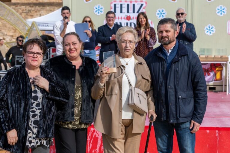 María Muñoz Palazón recibiendo un premio en un evento cultural