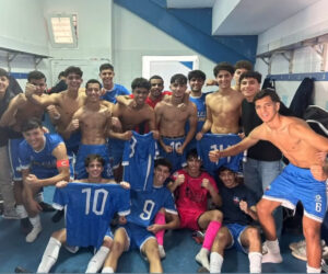 Jugadores del MCD C.F. Rusadir celebrando su victoria en el vestuario