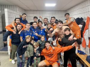 Jugadores del MCD Enrique Soler celebrando una victoria en el vestuario