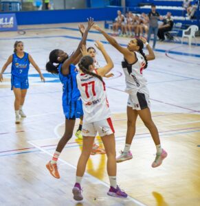 Jugadoras de baloncesto compitiendo en un partido en el pabellón José María Martín Urbano