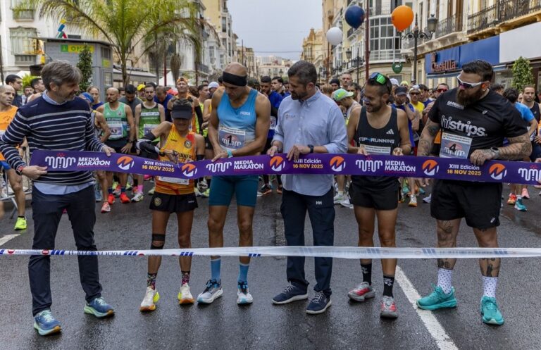 Participantes en la Media Maratón de Melilla 2025 listos para iniciar la carrera.