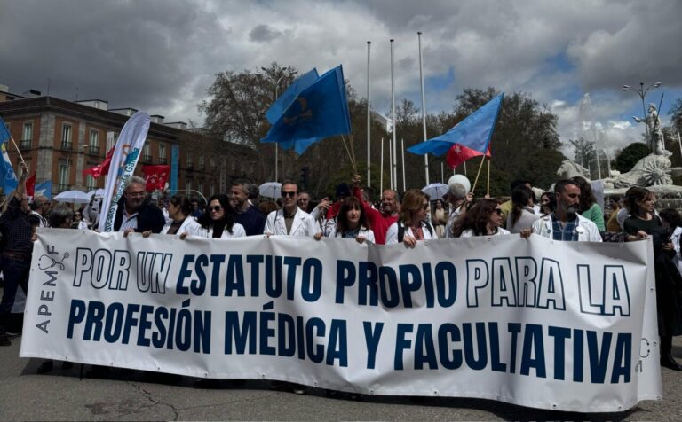 Médicos en manifestación sosteniendo pancarta por un estatuto propio