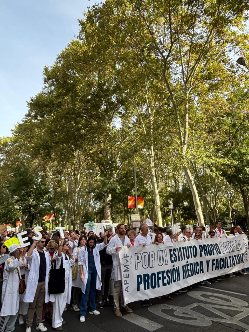 Médicos en manifestación con pancarta por un estatuto propio