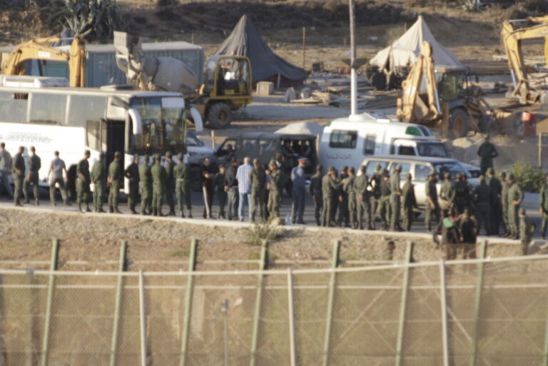 Grupo de personas y vehículos en Melilla relacionados con migrantes