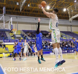 Jugador lanzando a canasta durante un partido de baloncesto en Melilla.