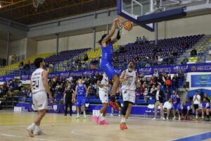 Jugadores de baloncesto en acción durante un partido en Melilla.