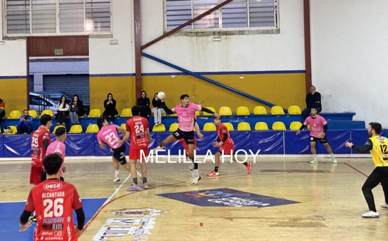 Jugadores de balonmano en acción durante un partido en Melilla