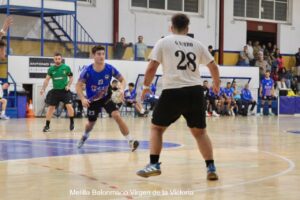 Jugadores del Melilla Balonmano Virgen de la Victoria en acción durante un partido