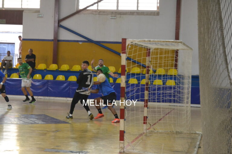 Jugadores del Club Melilla Balonmano en acción durante un partido