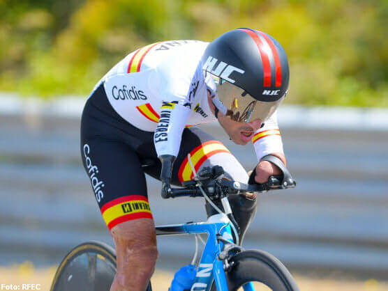 Ciclista compitiendo en una carrera de ciclismo en Melilla