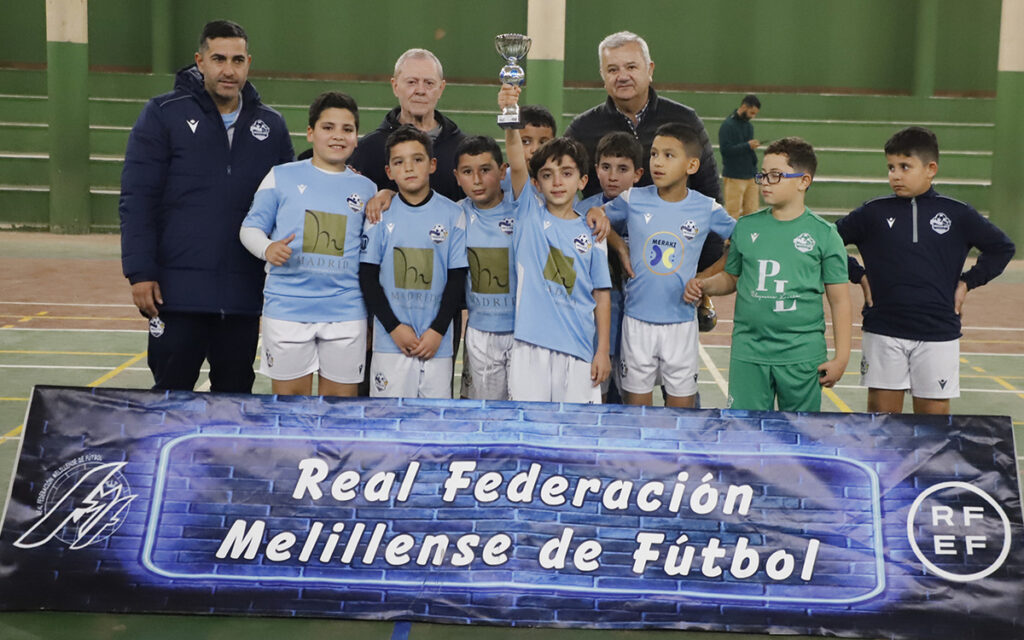 Equipo Melilla City B celebrando su subcampeonato en la Copa Benjamín