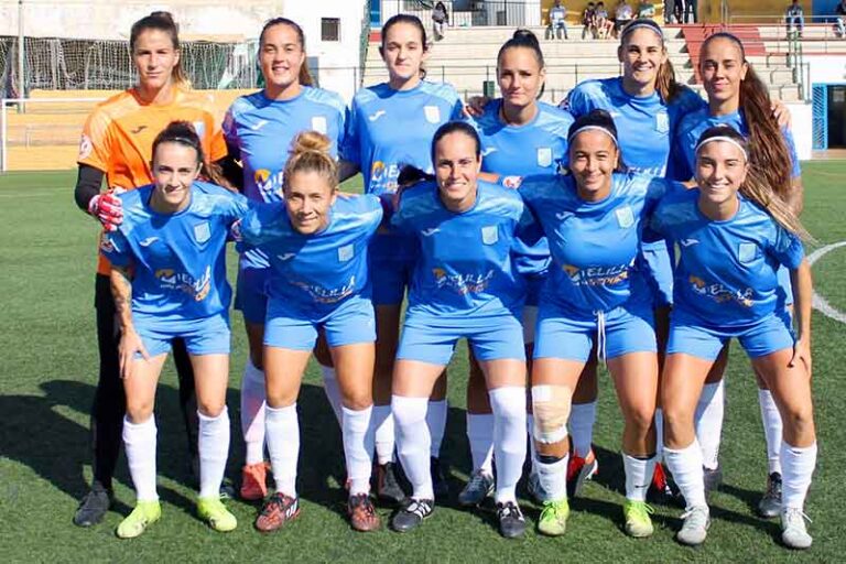 Equipo femenino del Melilla Ciudad del Deporte ATM posando en el campo