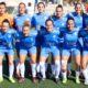 Equipo femenino del Melilla Ciudad del Deporte ATM posando en el campo