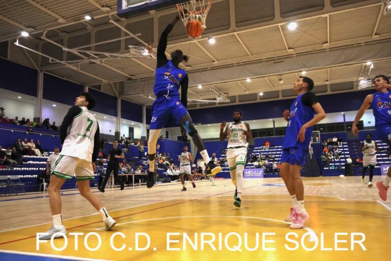 Jugador del Melilla Ciudad del Deporte realizando un mate en un partido de baloncesto
