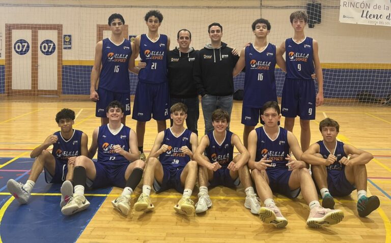Equipo junior masculino de baloncesto de Melilla posando en la cancha