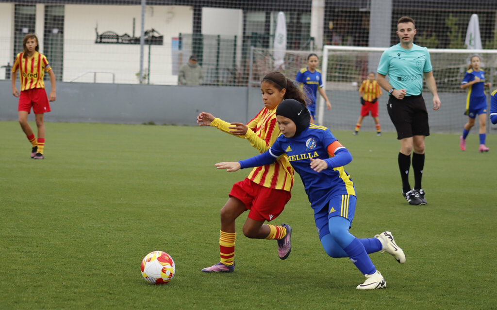Jugadoras de fútbol infantil compitiendo en un partido en Melilla