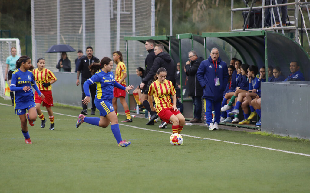 Jugadoras de fútbol femenino de Melilla en un partido competitivo