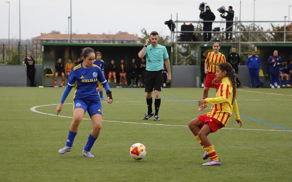 Jugadoras de fútbol femenino en un partido de Melilla contra Baleares