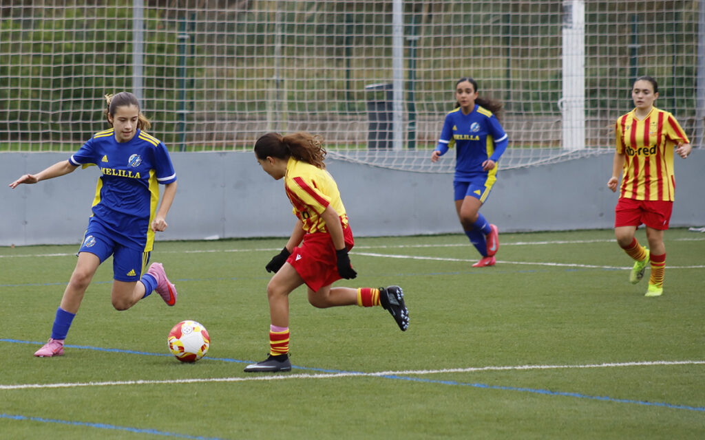 Jugadoras de fútbol infantil femenino en un partido en Melilla