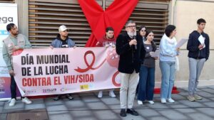 Grupo de personas en Melilla con un cartel sobre el VIH/SIDA