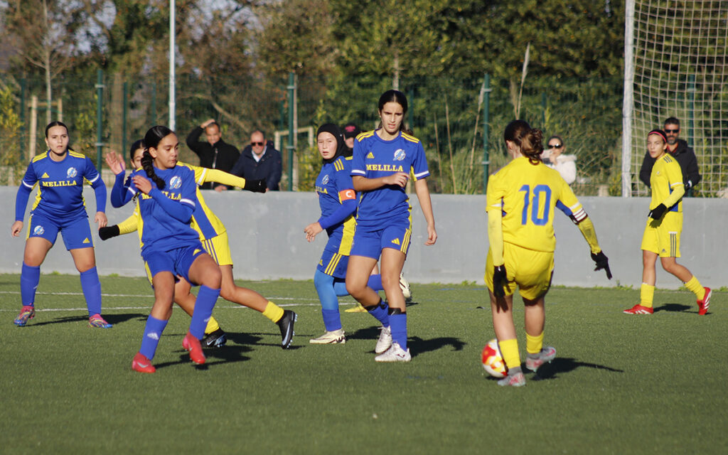 Jugadoras de la selección femenina de Melilla en un partido de fútbol
