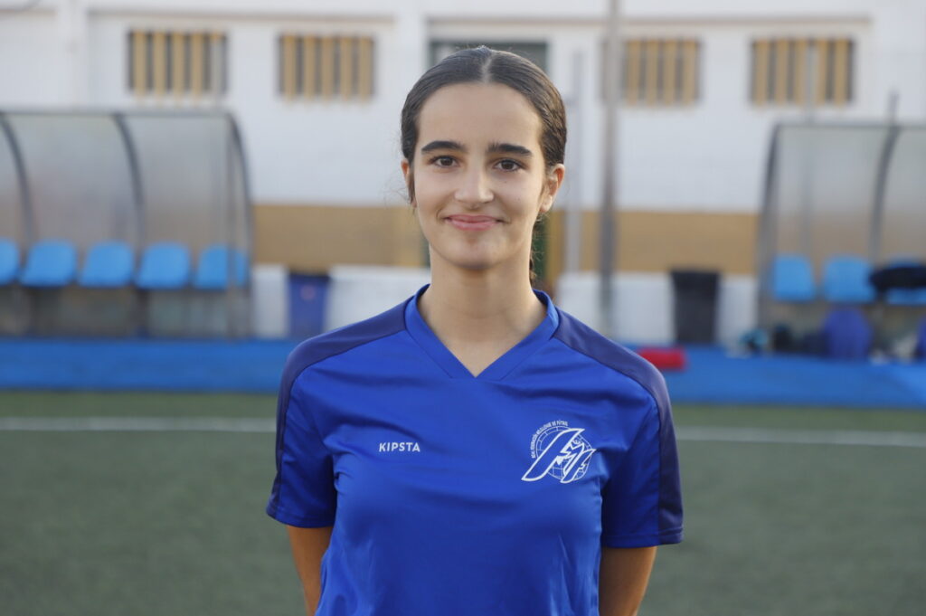 Jugadora de la selección Sub-14 de Melilla en uniforme de fútbol