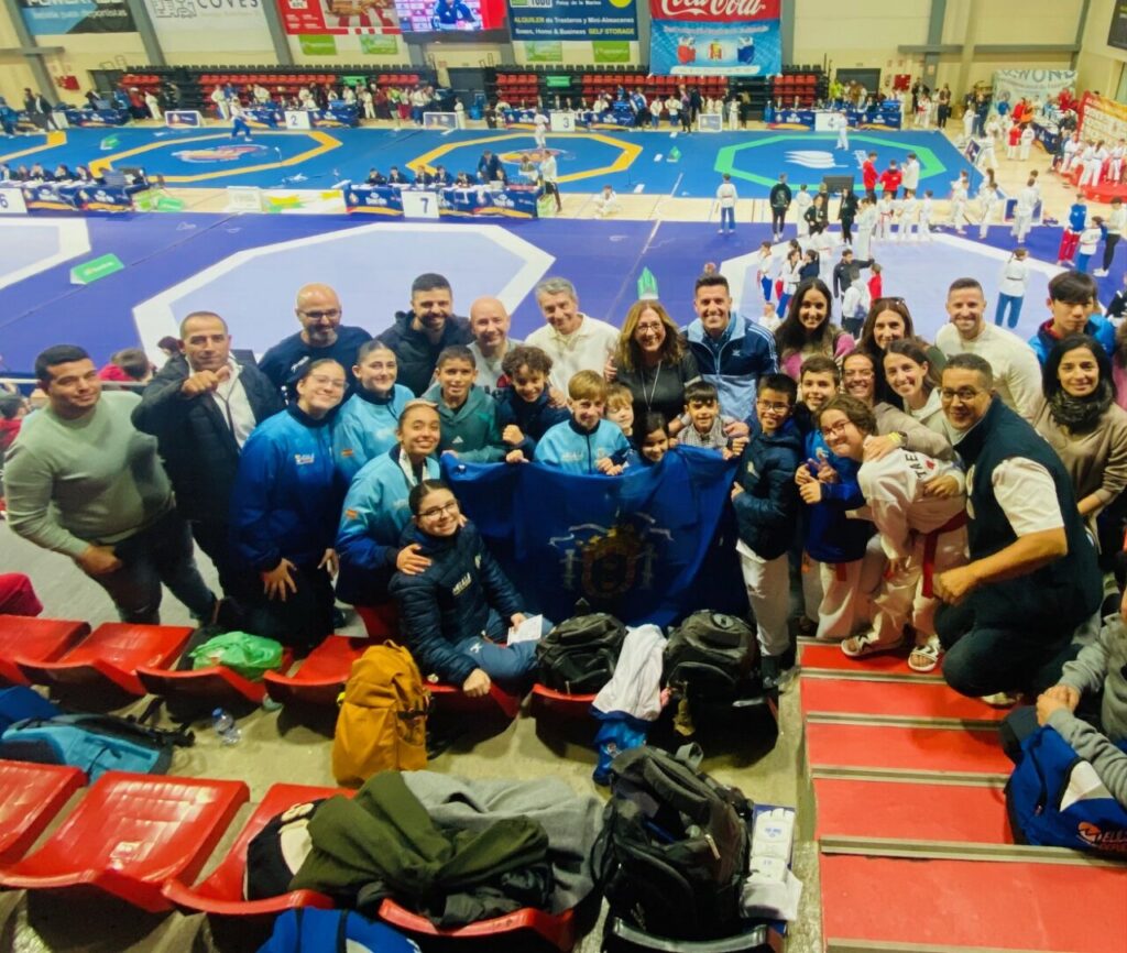 Grupo de deportistas de taekwondo en el Campeonato de España en La Nucía