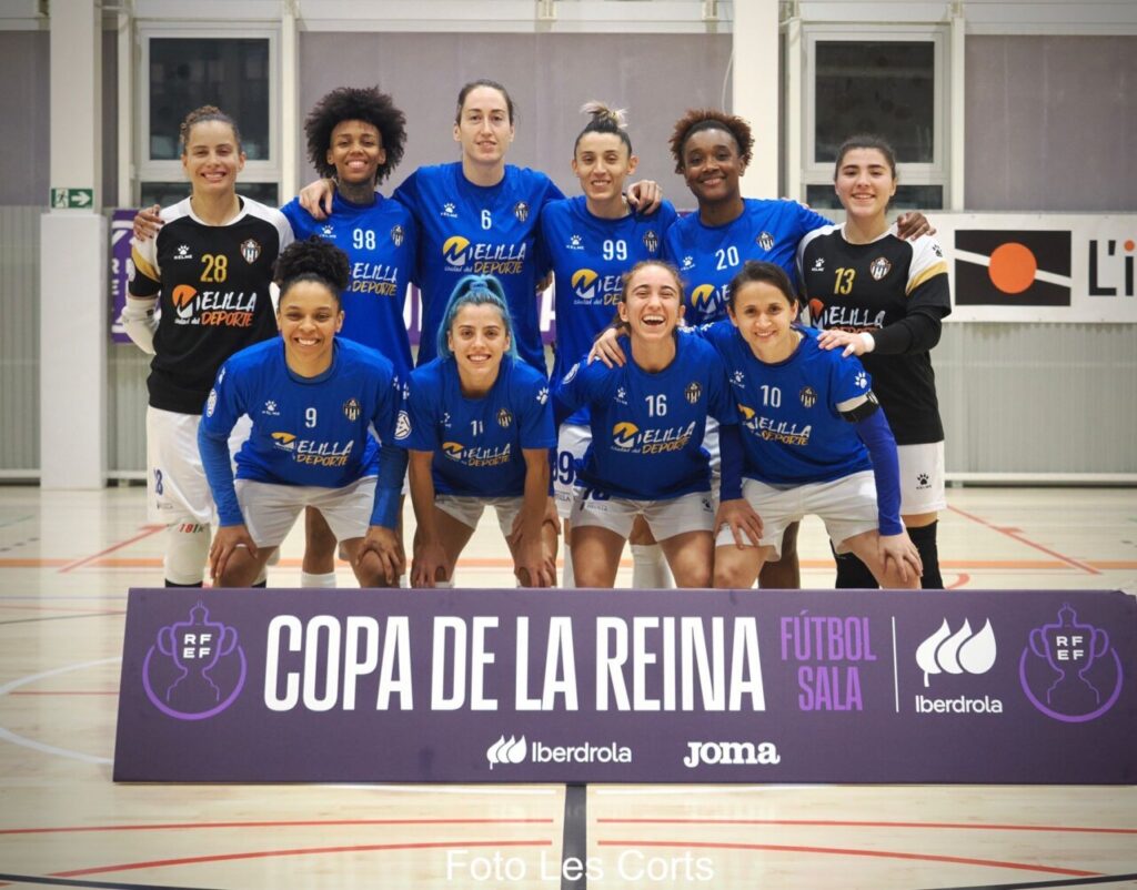 Equipo de fútbol sala Melilla Torreblanca posando en la Copa de la Reina